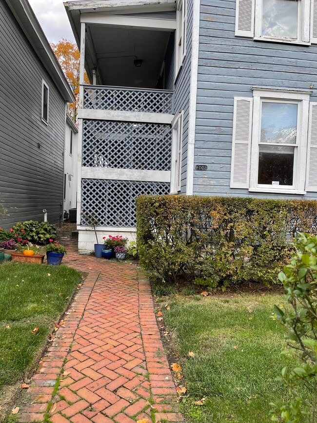 Building Photo - 208 Reinhard Ave