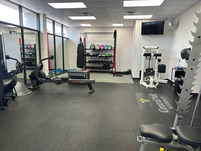 Building Photo - 410 W 7th St