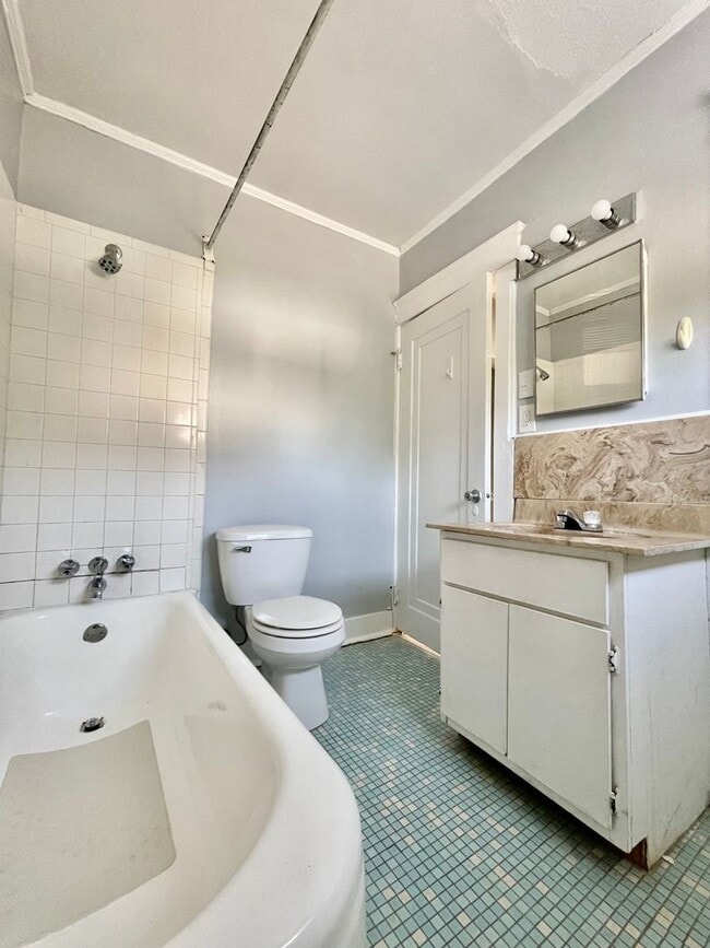 Building Photo - 2bd/1ba Conveniently Next to Loyola and Tu...