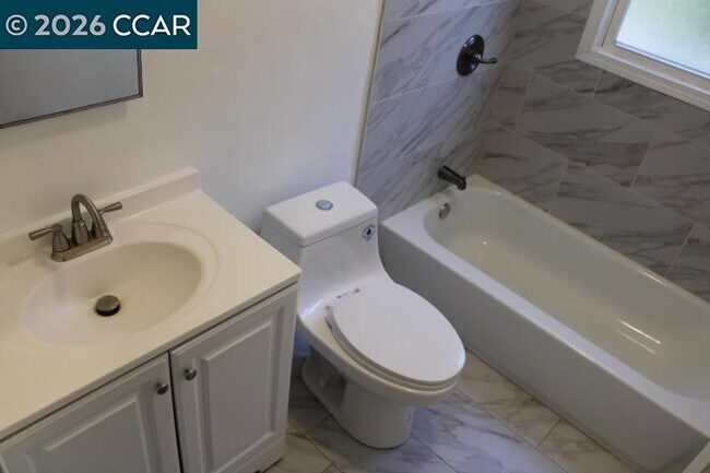 Building Photo - 400 33rd St