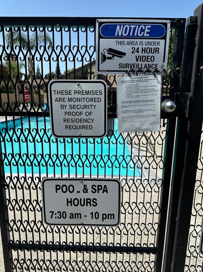 Building Photo - 2 WEEKS FREE RENT November Special - Stunn...