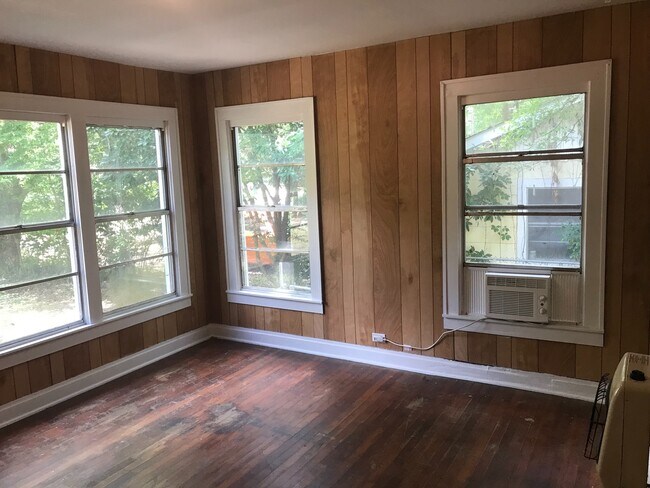 Building Photo - AVAILABLE NOW!