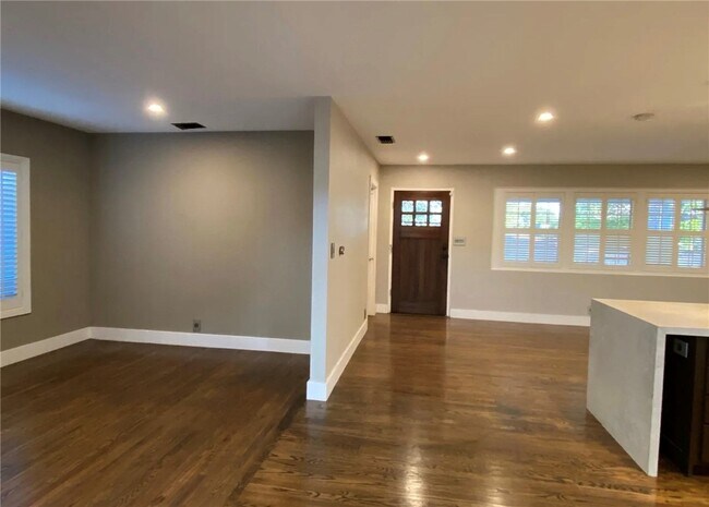 Building Photo - 349 Norumbega Dr