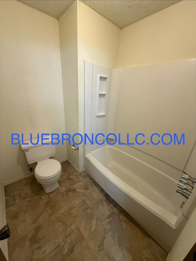 Building Photo - Spacious 2 Bedroom unit for a great price!