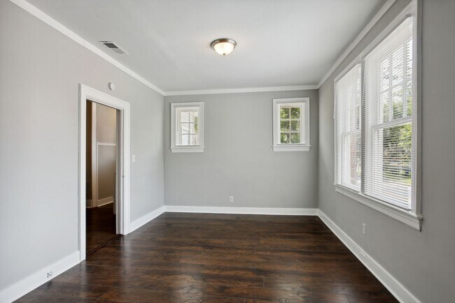 Building Photo - Large 2BR/1BA Downtown Home Walking Distance to Forsyth Park and Daffin Park