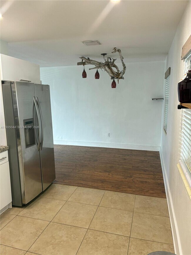 Building Photo - 705 E 9th Ct