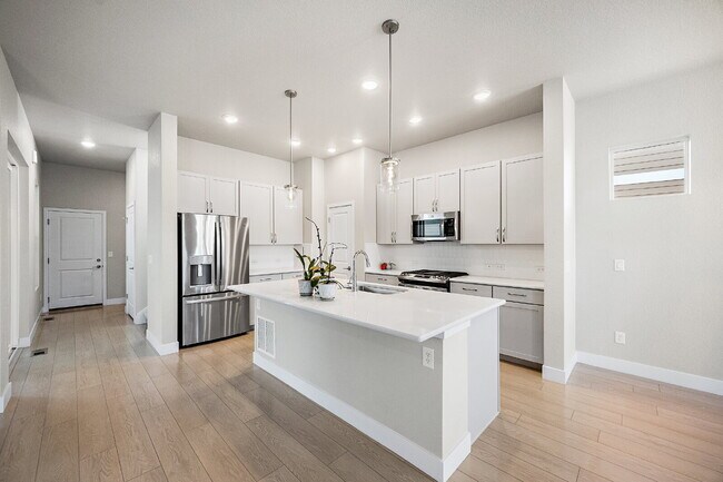 Building Photo - Modern 4 Bedroom, 2 Bathroom Westside Home with Balcony Views of Garden of the Gods!