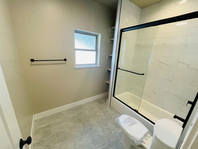 Building Photo - 3 bed 2 bath 1 car garage townhouse in Sou...