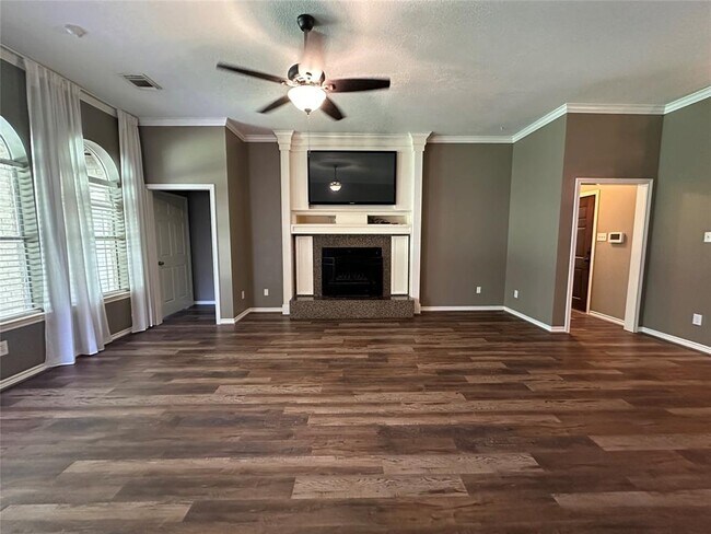 Building Photo - 243 Fantasy Ln