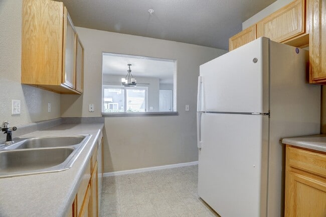 Building Photo - $1,795 - 2 bed/2.5 bath Townhome with new ...