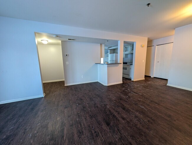 Building Photo - 849 Brandon Ave