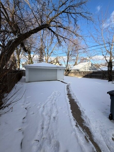 Garage - 1647 Banbury St