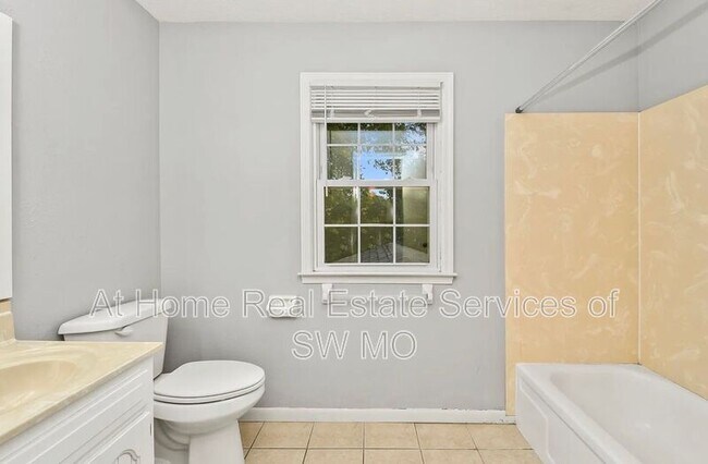 Building Photo - 834 E Manchester Dr