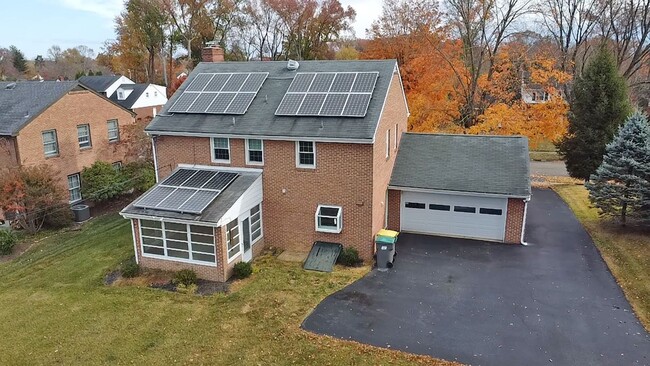 Building Photo - Lovely Colonial Home in Sharpley