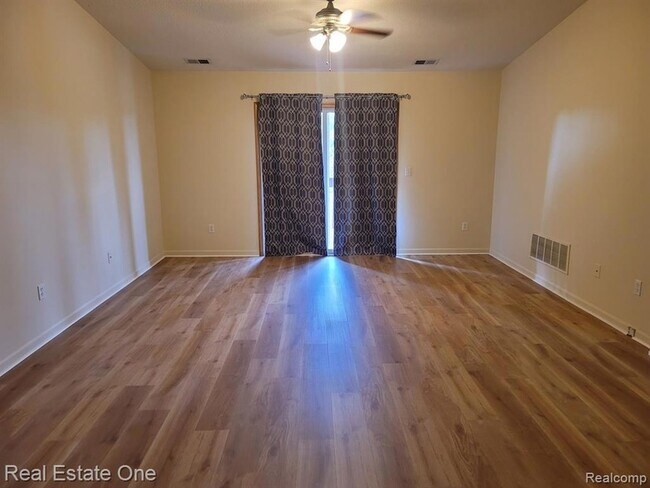 Building Photo - 15815 Lakeside Dr