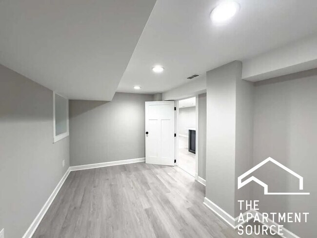 Building Photo - 1536 N Hamlin Ave