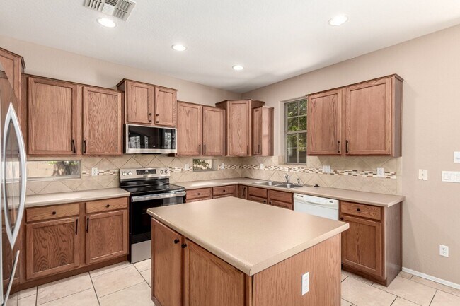 Building Photo - 15204 W Westview Dr