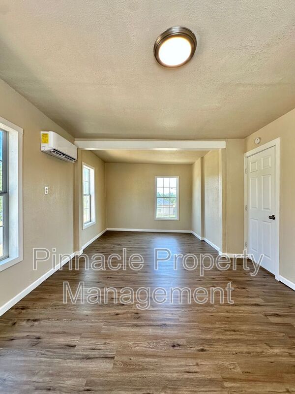 Building Photo - 715 E Harris Ave