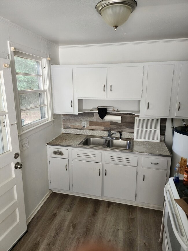 Building Photo - 2312 Briarfield Rd