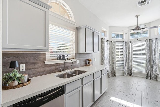 Building Photo - 1800 Pearce Ct