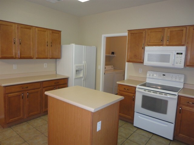 Building Photo - 420 E Palomino Way