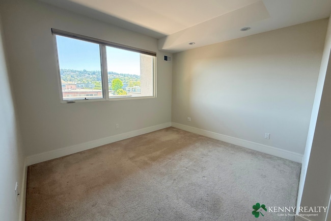 Building Photo - Spacious 2 Bedroom Condo in Prime Burlinga...