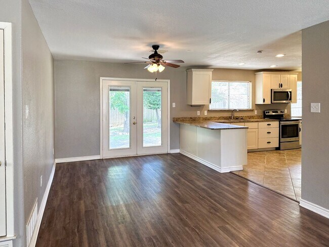 Building Photo - 3 Bedroom / 2 Bath / 2 Car Garage