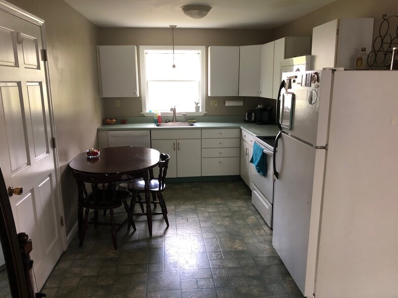 Building Photo - 48 Narragansett St