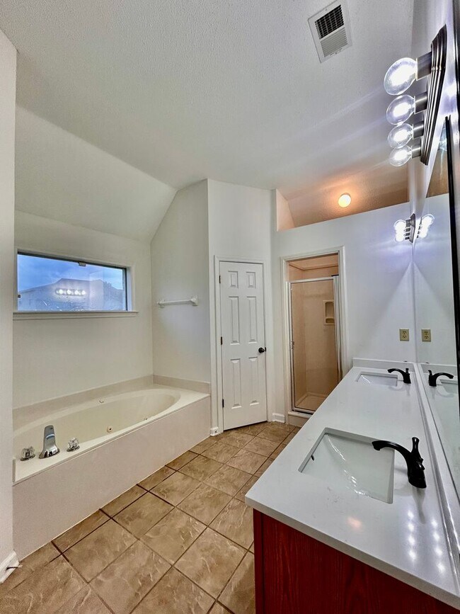Building Photo - Discover this 4 bedroom 2 bath home for re...