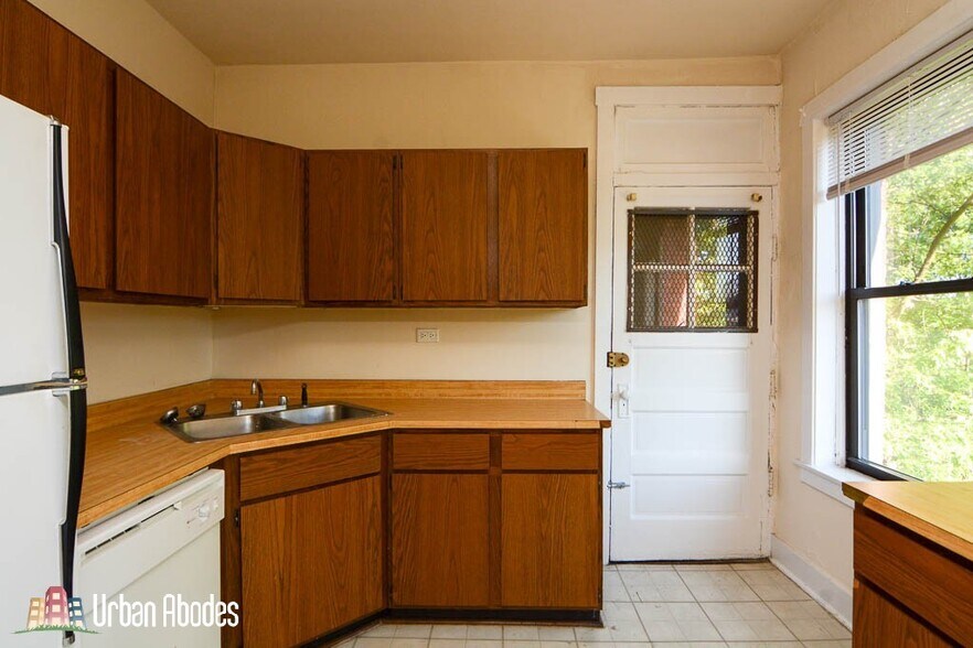 Building Photo - 3522 N Racine Ave