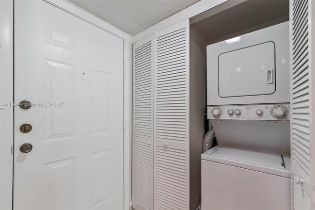 Building Photo - 9301 SW 92nd Ave