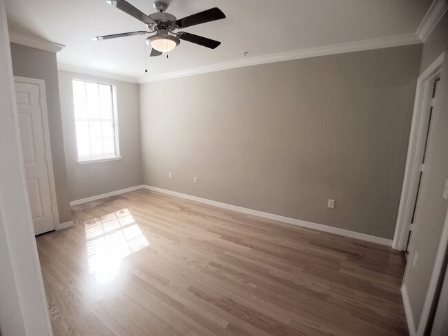 Building Photo - For Rent Beautiful 2/2 first floor condo w...