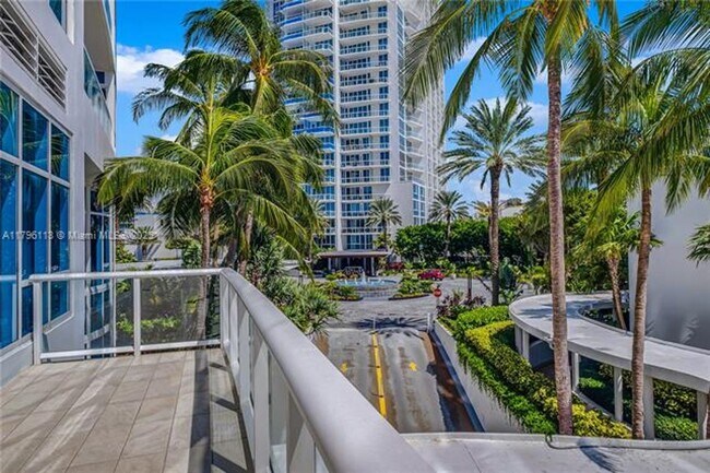 Building Photo - 100 South Pointe Dr