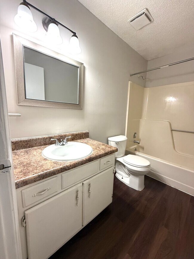 Building Photo - 4101 Hawthorne Cir