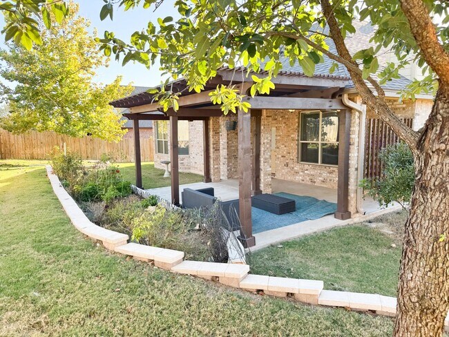 Building Photo - Popular DR Horton Sierra floor plan. 4 bed, 2 1/2 bath, 3 car garage, single story on a corner lo...