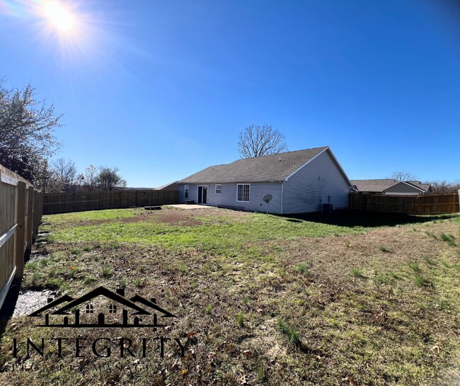 Building Photo - Fenced home close to West Gate of FLW!