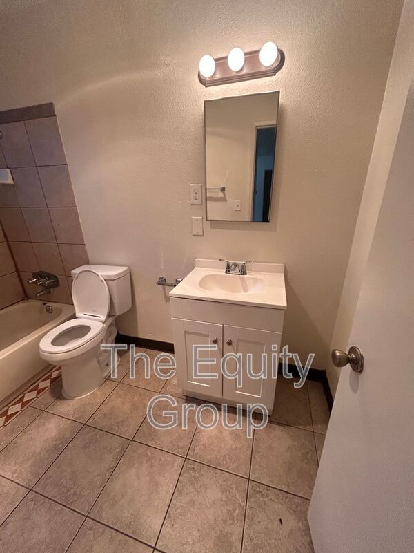 Building Photo - 331 E Elm St