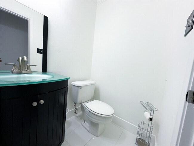 Building Photo - 1914 Hickory Lawn Dr