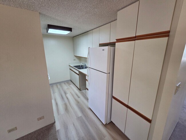Building Photo - Charming 2 bed, 2 bath, with 1 secured covered parking stall and In-Unit Washer/Dryer. Available ...