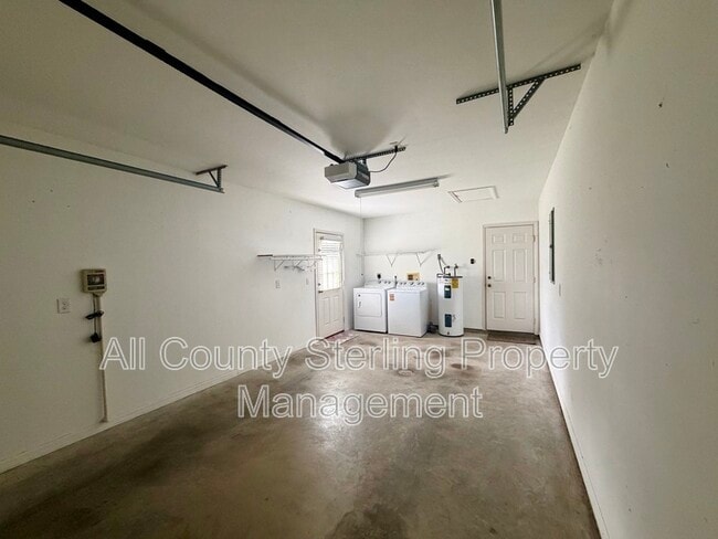 Building Photo - 138 SE Elm Loop