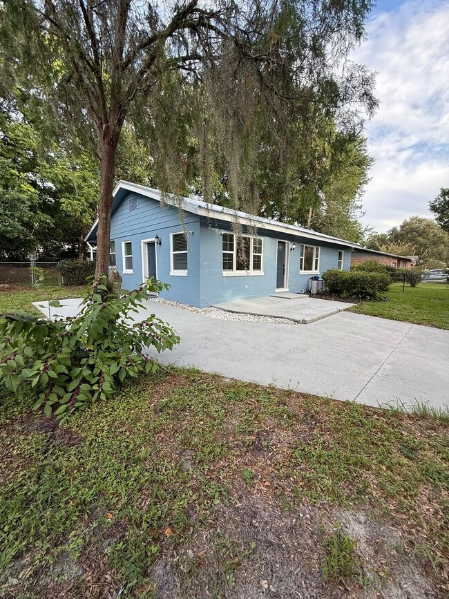 Building Photo - Renovated 2/1 Home walkable to Downtown De...