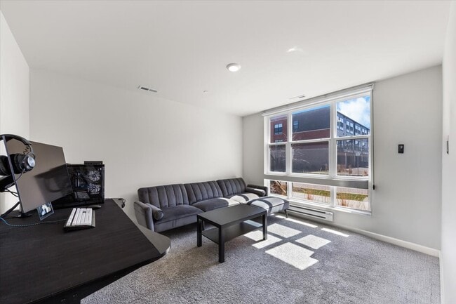 Building Photo - 2217 Venture Dr