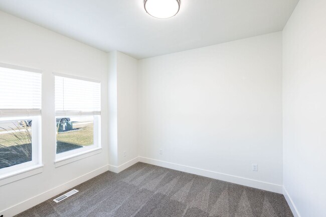 Building Photo - TWIN HOME FOR RENT IN SUGAR CITY - 3 BEDROOMS 2 FULL BATHROOMS