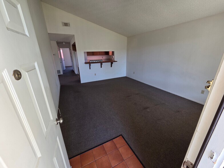 Building Photo - 963 Skyline Dr
