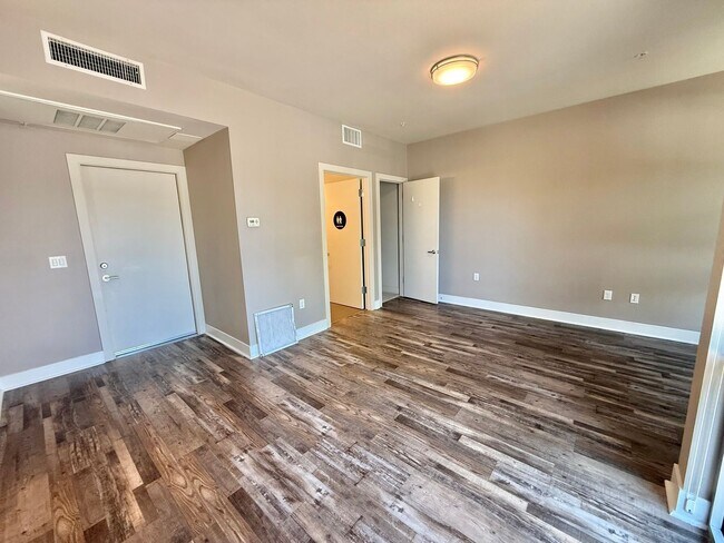 Building Photo - Bright and Open Del Rio Work Loft
