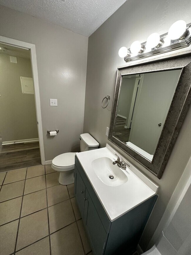 Building Photo - Newly Renovated 1 Bedroom, available Mid A...