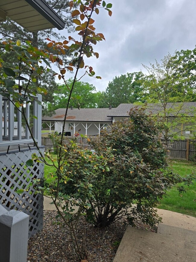 Building Photo - 3 bedroom 2 bath home with basement for lease