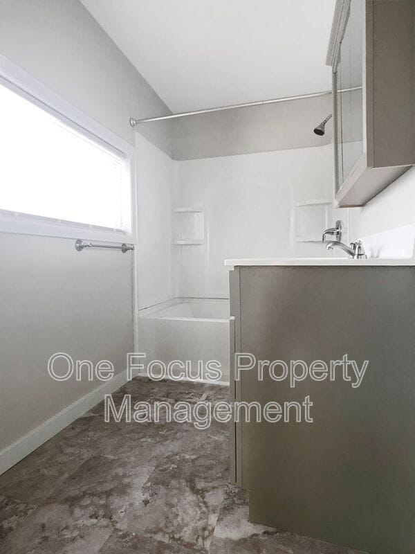 Building Photo - 327 Elm St