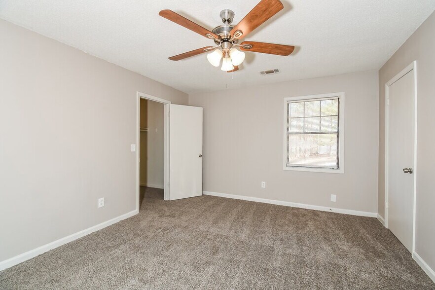 Building Photo - 5026 Hawthorne Ct