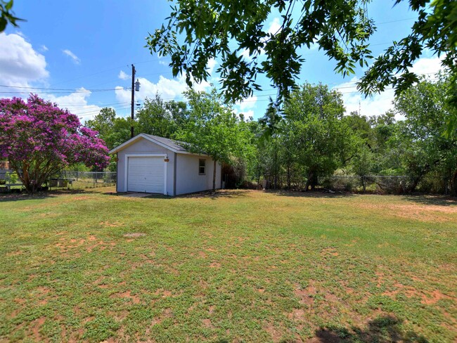 Building Photo - 1301 Post Oak Cir